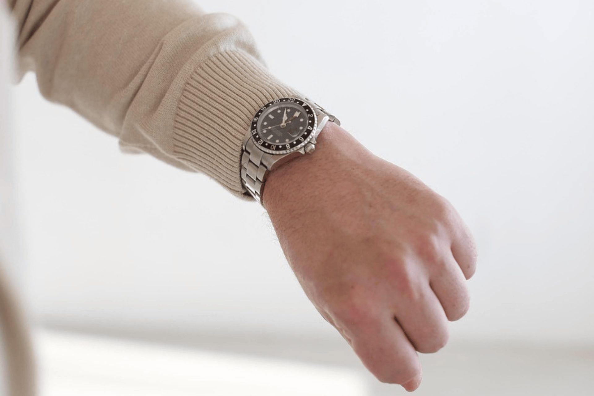 A watch on a wrist symbolising the first 5 minutes whilst waiting for a recovery Swansea company